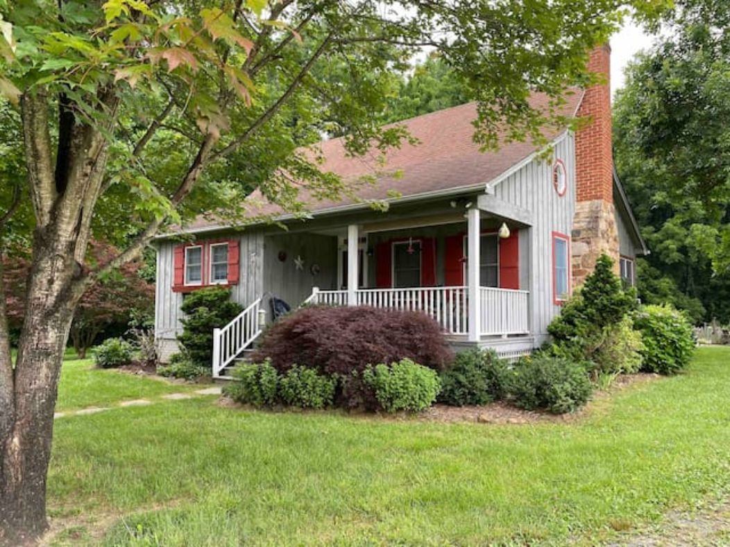 Two bedroom cottage in the middle of wine and hunt country.