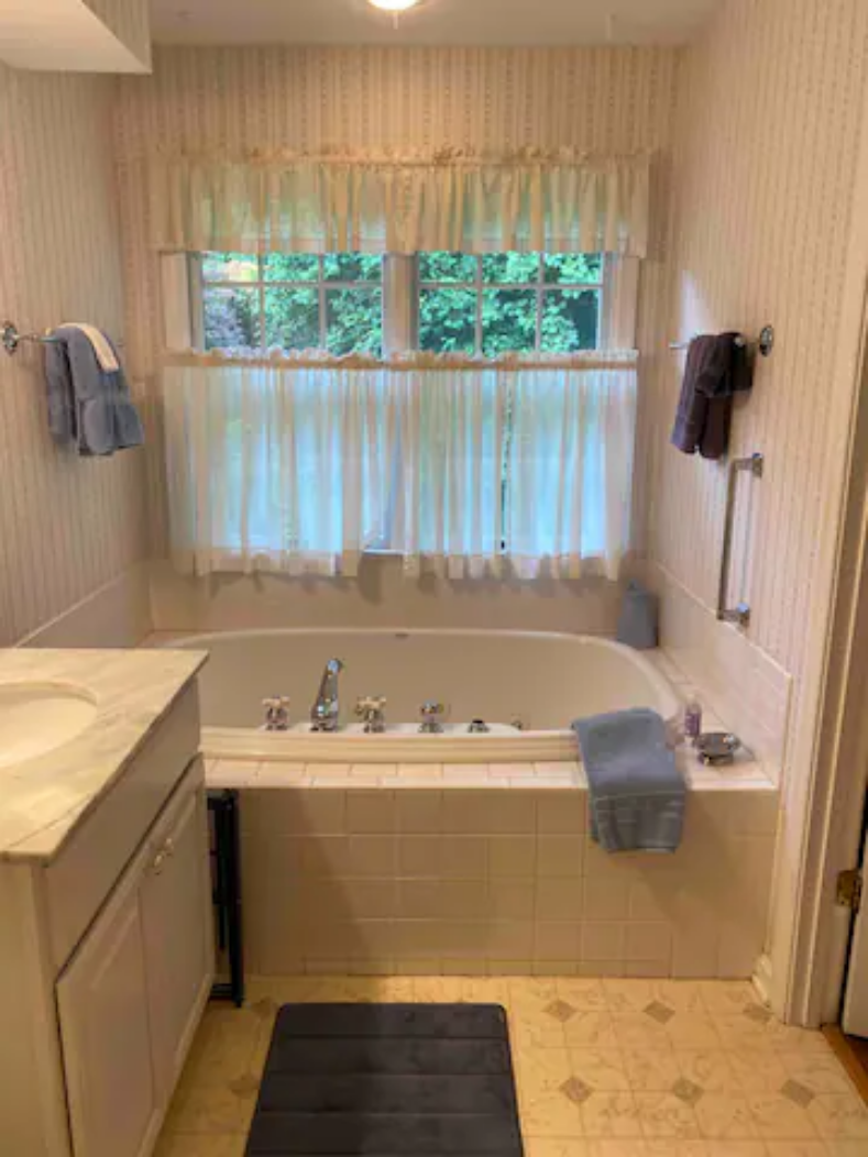 jacuzzi tub in rental cottage